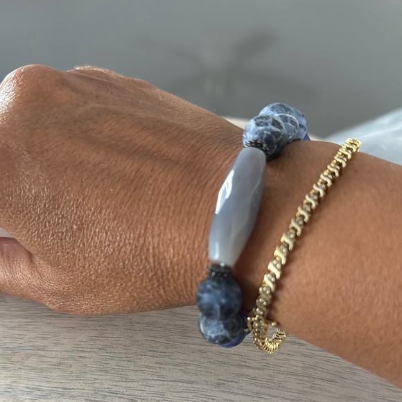 Marlyn Schiff NWOT Stone Stretch Blue and Gray Stone Beaded Bracelet - Picture 1 of 4